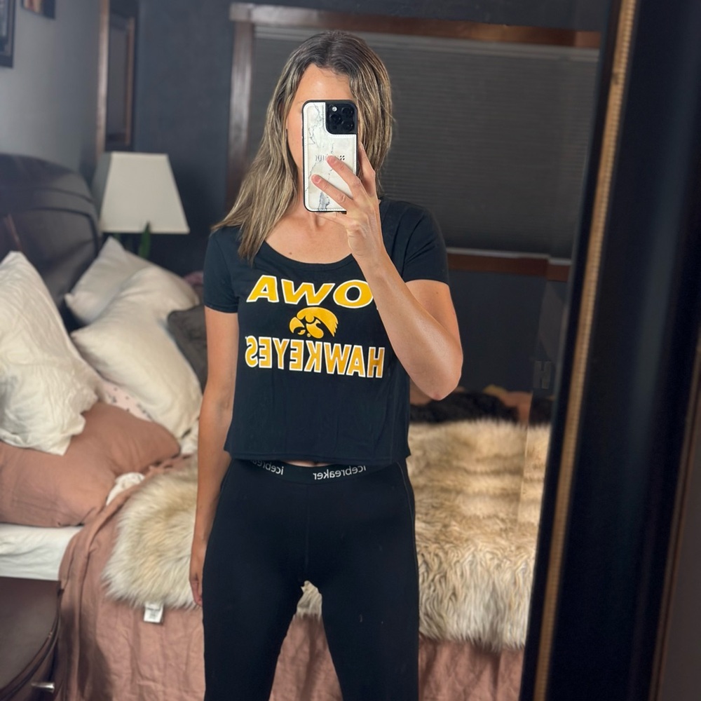 Iowa Hawkeye Under Armour Loose Heat Gear Short Sleeve Crop Top, Small